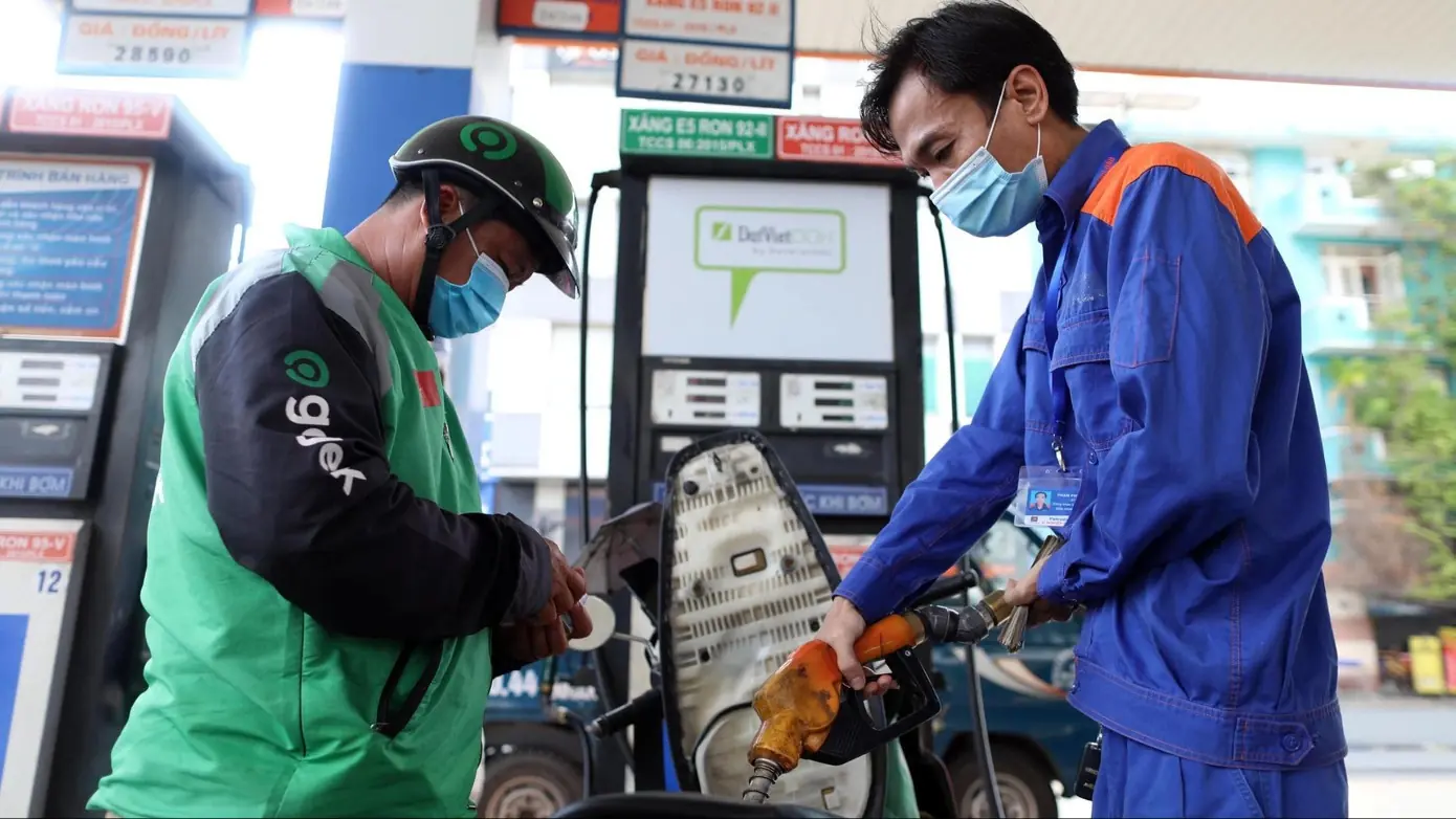 Giá xăng tăng, giá dầu giảm